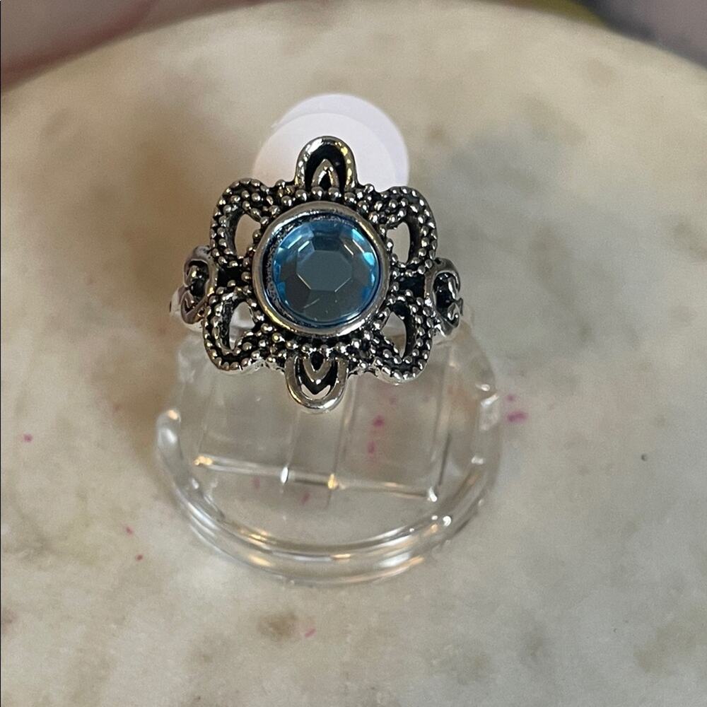 Elegant Silver and Blue Gemstone Ring 8